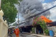 โคราชไฟไหม้ระทึกห้องแถววอด 13 ห้อง ชาวบ้านหอบข้าวของวิ่งหนีวุ่น